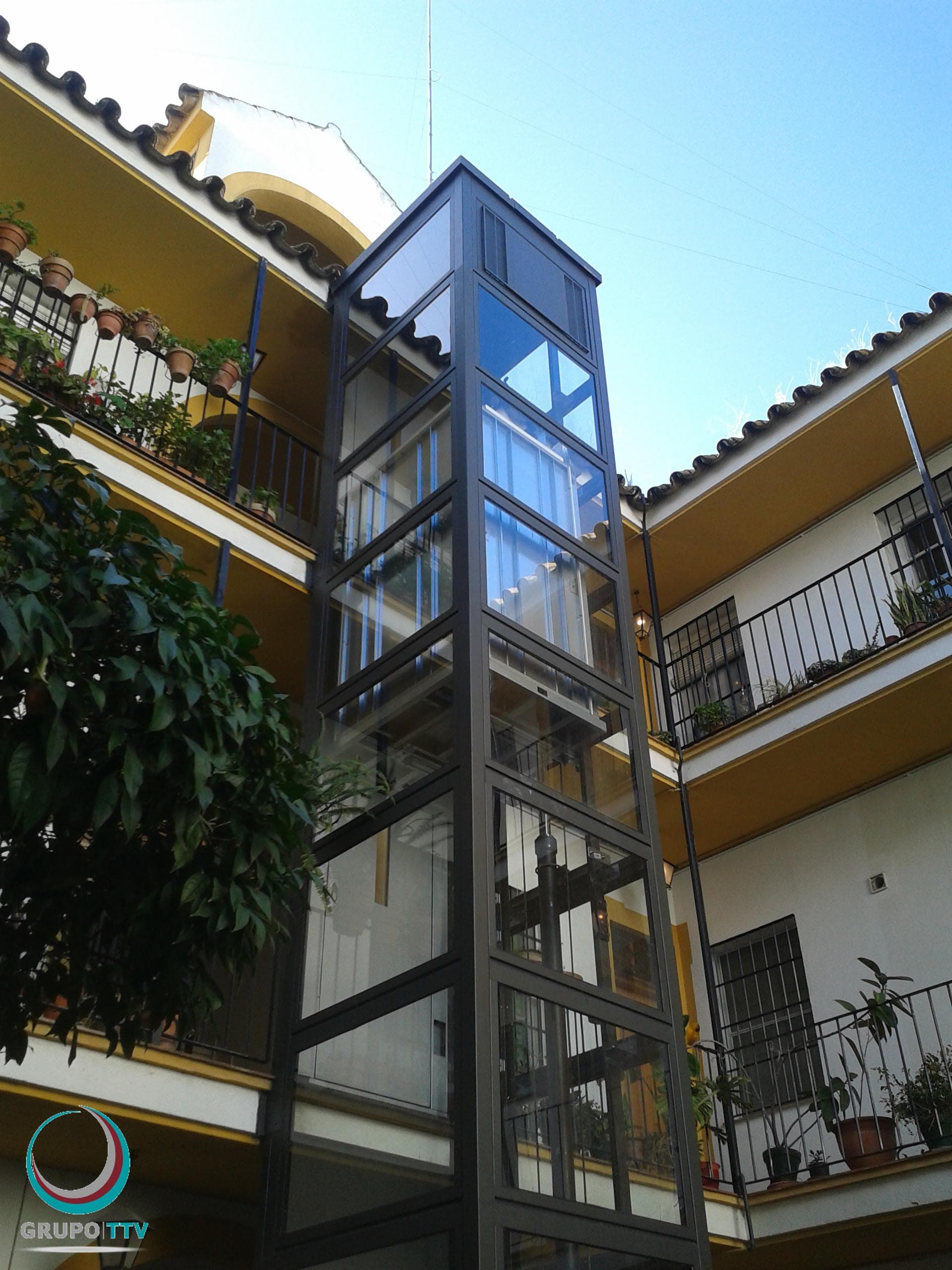 Le Sirio est un élévateur compact conçu pour faciliter les déplacements entre étages dans les habitations. Il allie sécurité, confort et adaptabilité, tout en s’intégrant facilement dans des espaces restreints.