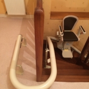 Monte-escalier courbe équipé d'un siège de couleur marron